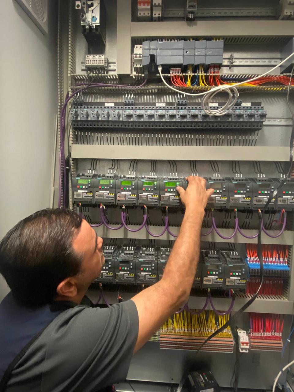 Técnico trabajando en panel de control industrial